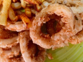 Calamari Prăjiți cu Sos Tzatziki